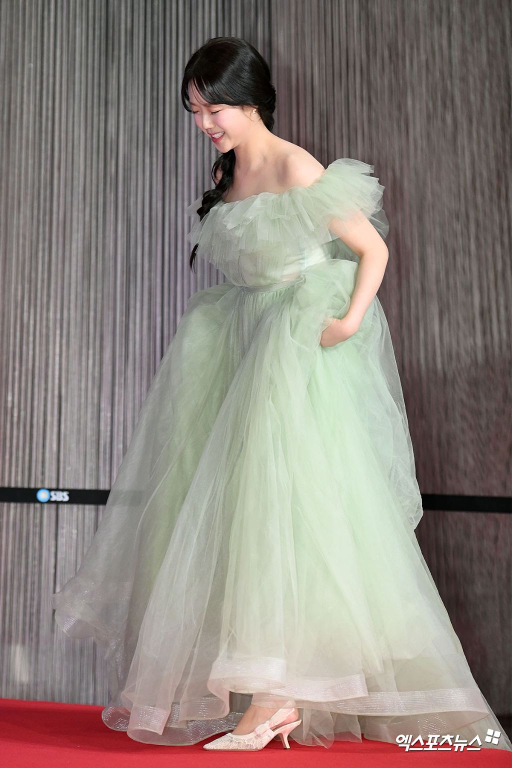송지효-지예은-(SBS-연예대상-레드카펫)-14-이미지