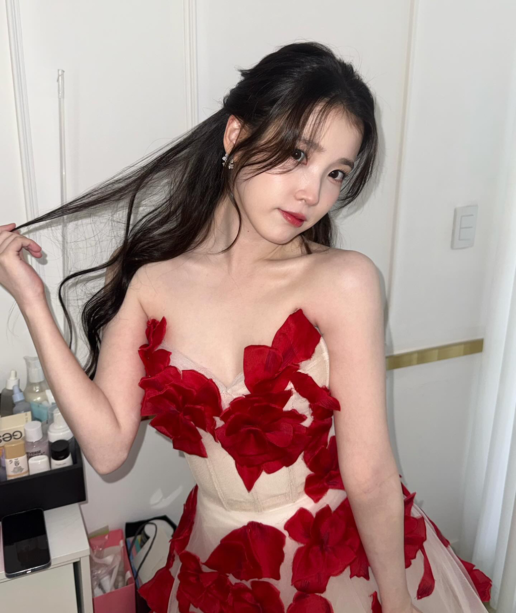 APAN-대상-받은-아이유-인스타-업뎃-🌹💃-15-이미지