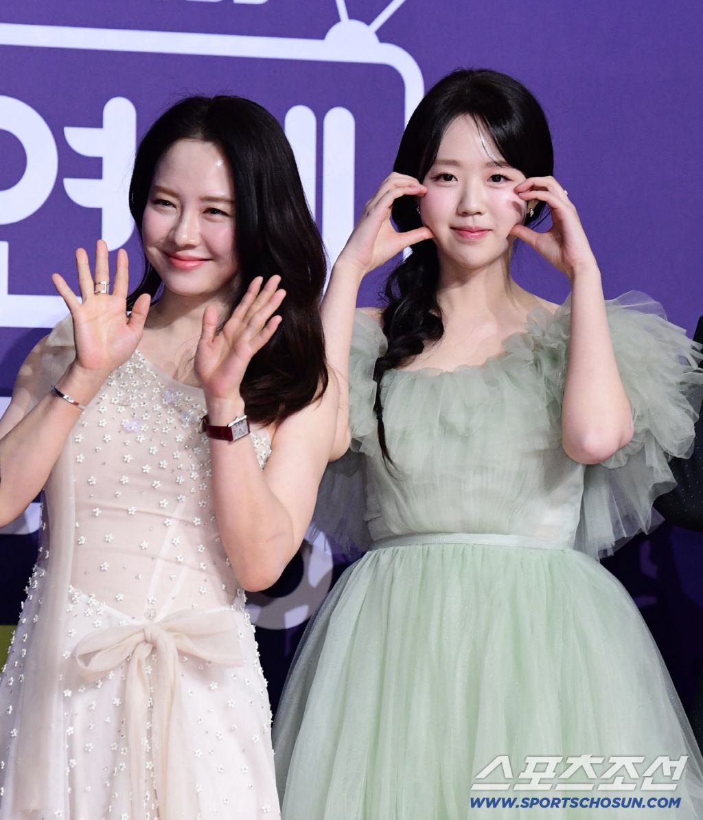 송지효-지예은-(SBS-연예대상-레드카펫)-0-이미지