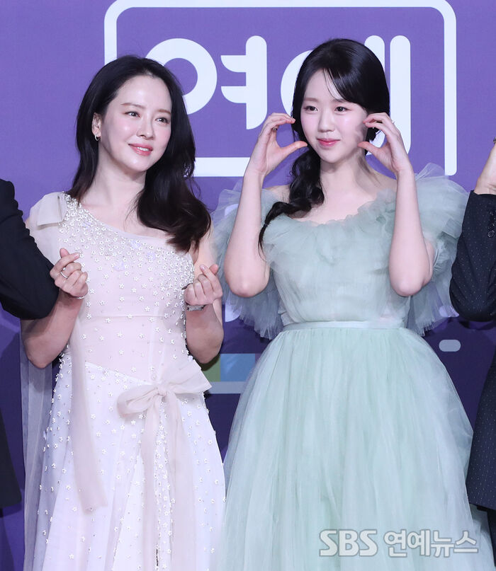 송지효-지예은-(SBS-연예대상-레드카펫)-2-이미지