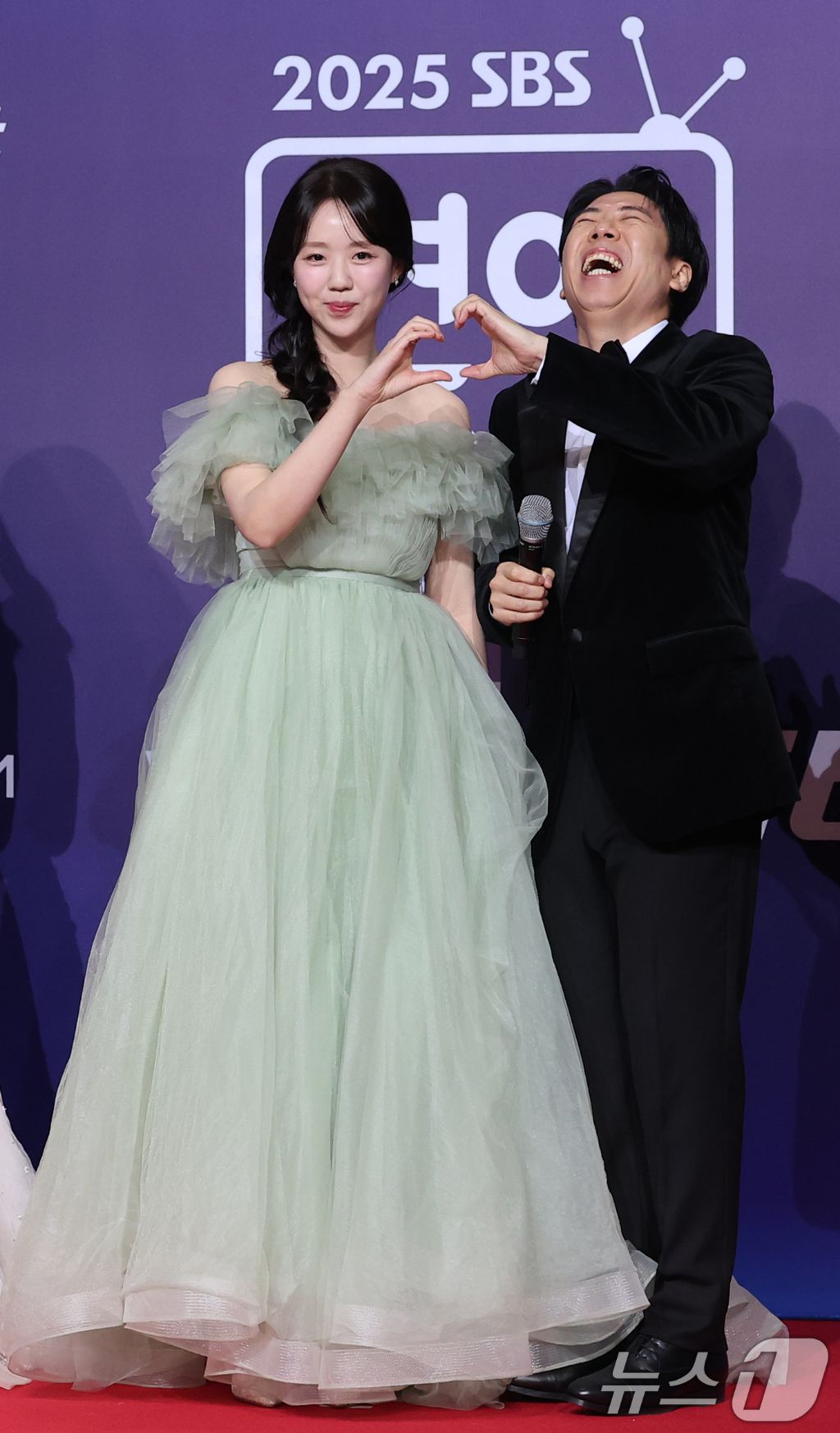 송지효-지예은-(SBS-연예대상-레드카펫)-18-이미지