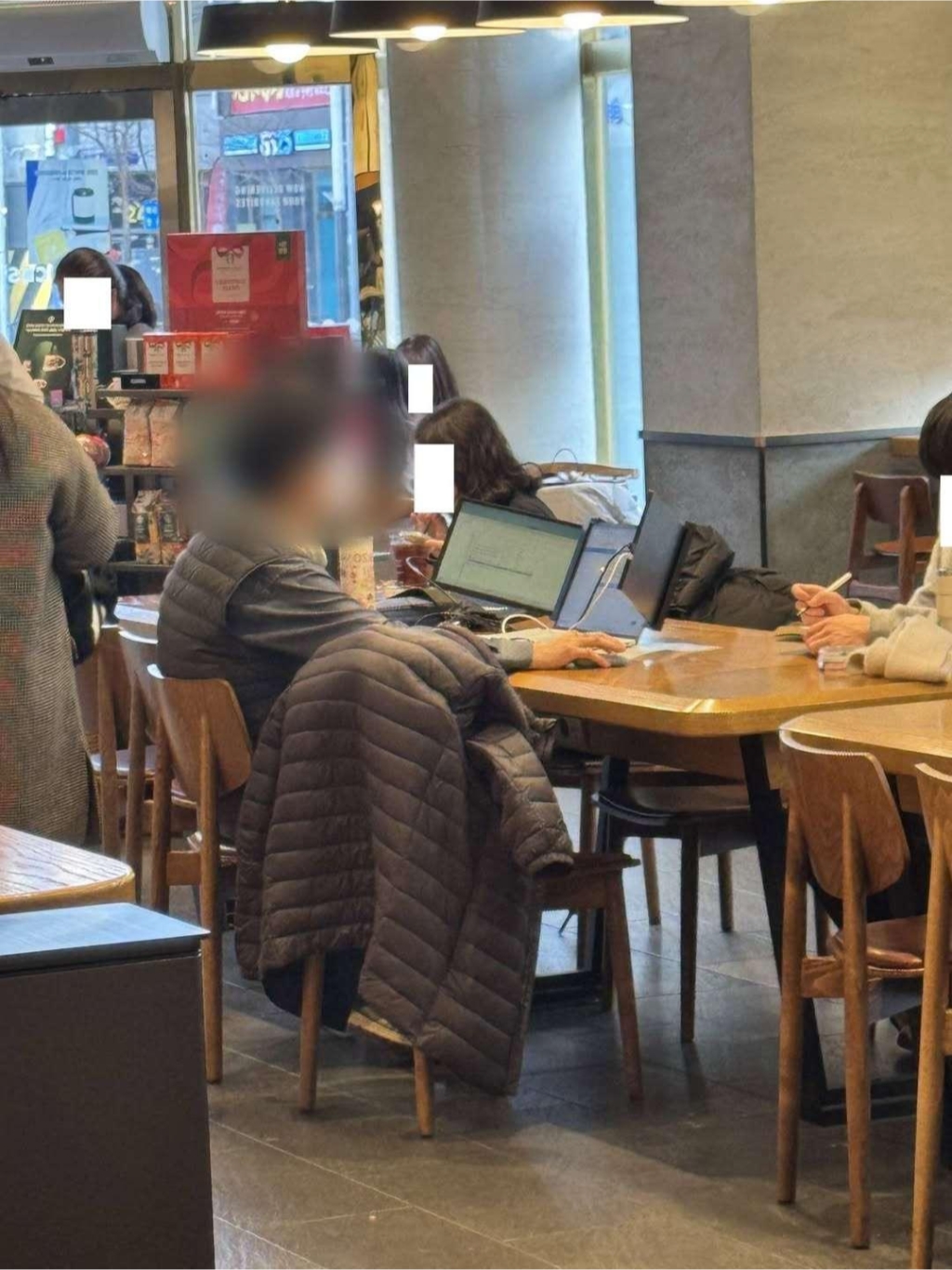 스타벅스에서-혼자-자리-4개-차지하는-손님-1-이미지