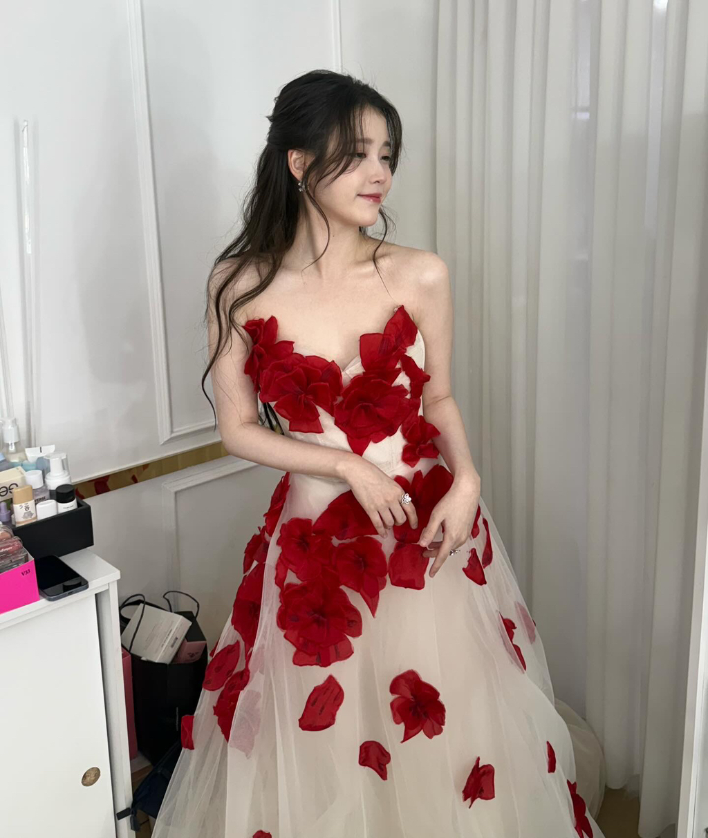 APAN-대상-받은-아이유-인스타-업뎃-🌹💃-14-이미지