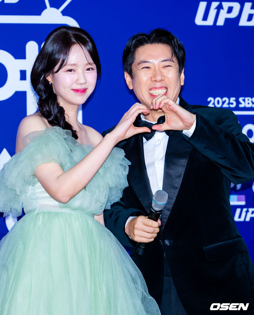 송지효-지예은-(SBS-연예대상-레드카펫)-19-이미지