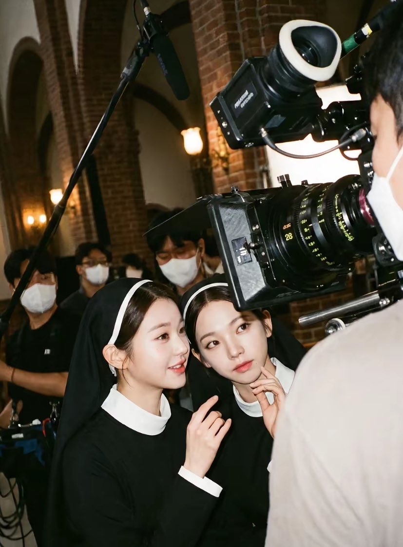 장원영,-카리나-촬영현장에서-찍힌-투샷.jpg-1-이미지