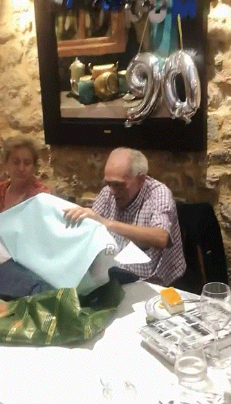 90세-할아버지의-생일선물-리액션.gif-1-이미지