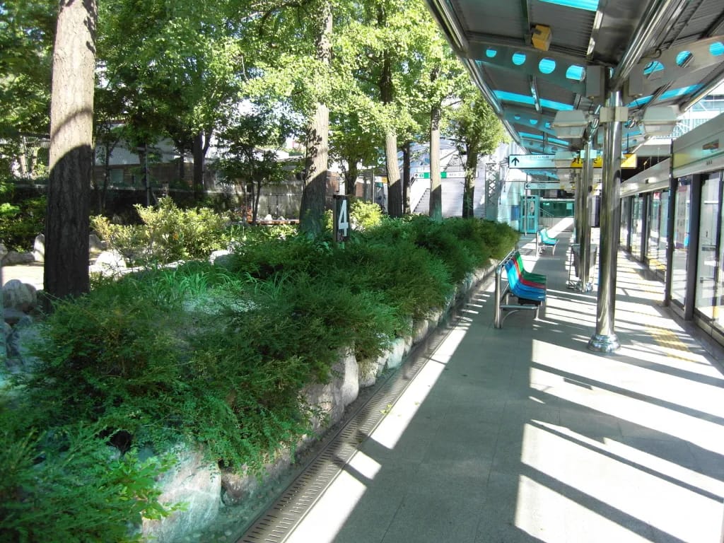 국내-유일-승강장에-공원을-깔아놓은-지하철역-5-이미지