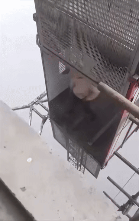 초고층-공사장-엘베서-내리는-노동자-1-이미지