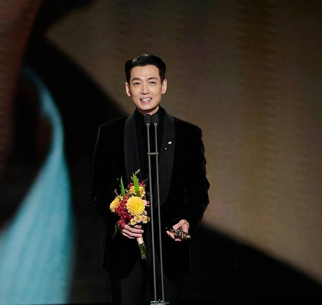 정경호-"20년-넘게…상-받아보는-것-한번-해보고-싶었다"-베스트액터상-수상[MBC연기대상]-0-이미지