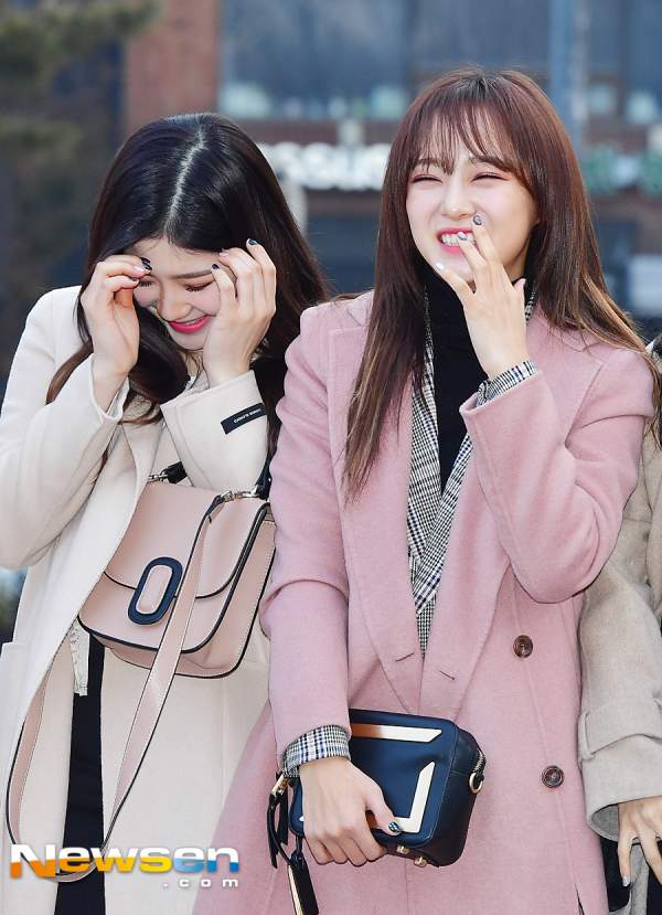 2025-MBC-연기대상에서-신인상-받는-배우-조아람에게-박수-쳐주는-김세정.jpg-2-이미지