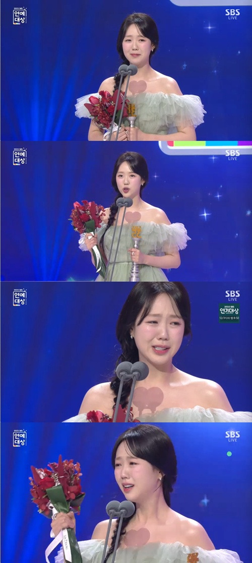 [SBS연예대상]-지예은,-우수상-수상-"막내-이뻐해주셔서-감사해"-0-이미지