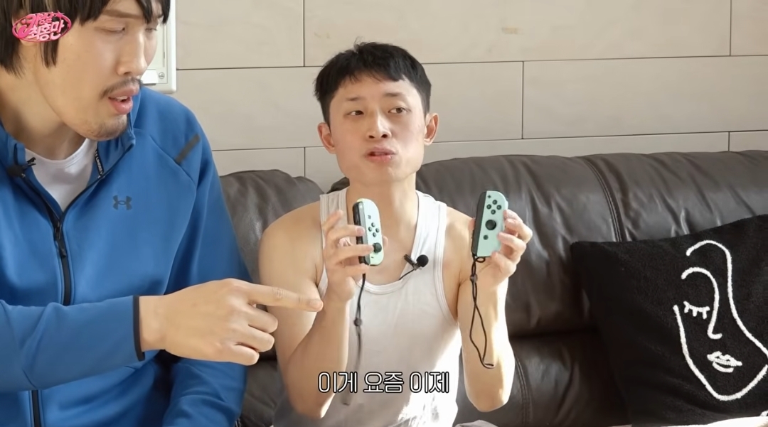 조이스틱으로-게임하는-최홍만-1-이미지