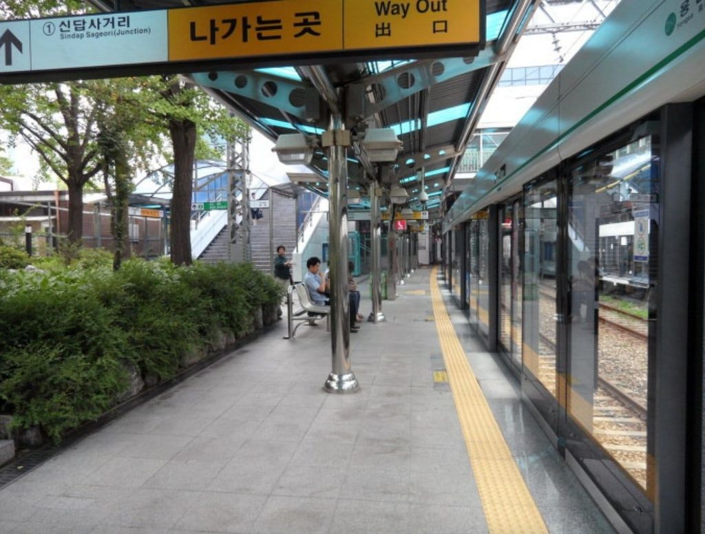 국내-유일-승강장에-공원을-깔아놓은-지하철역-6-이미지