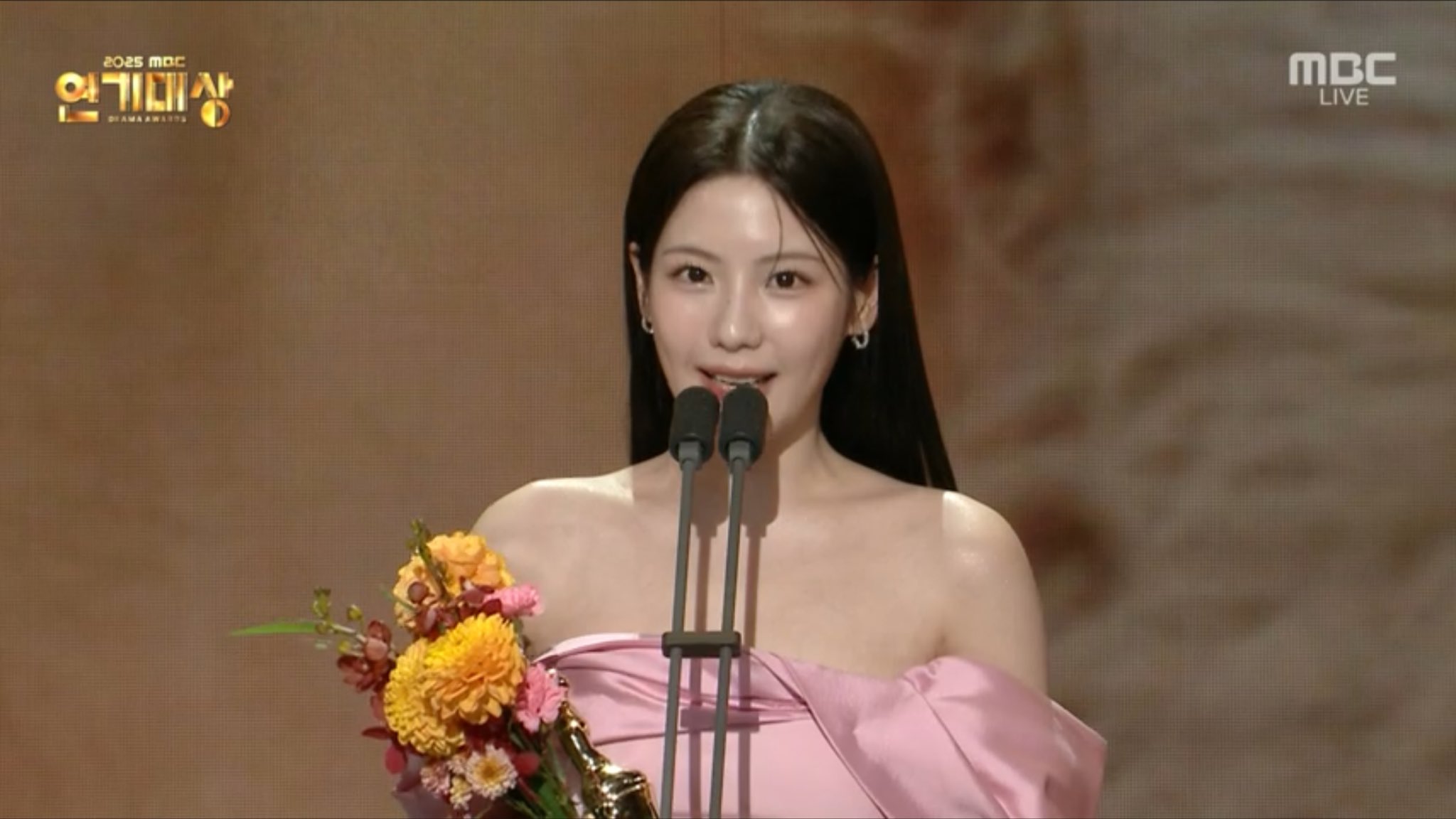 2025-MBC-연기대상에서-신인상-받는-배우-조아람에게-박수-쳐주는-김세정.jpg-0-이미지