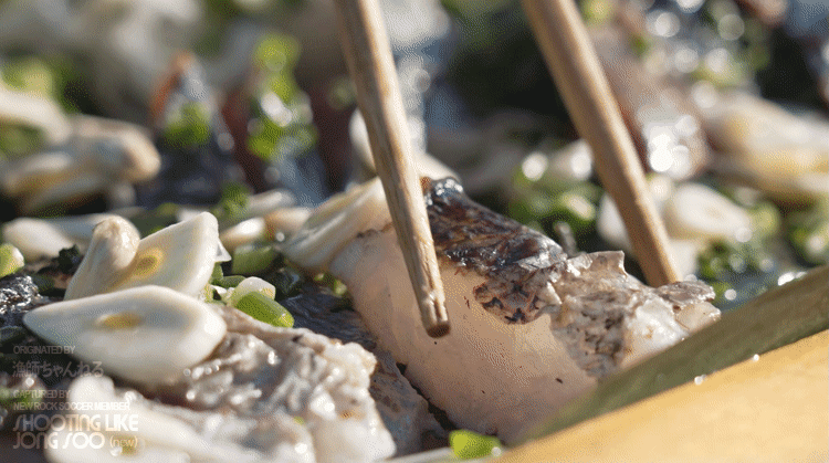 배-위에서-다타끼-만들어-먹는-일본-어부.gif-15-이미지