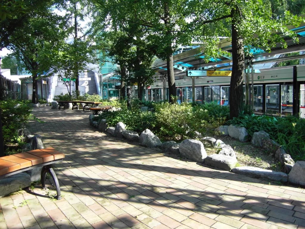 국내-유일-승강장에-공원을-깔아놓은-지하철역-4-이미지