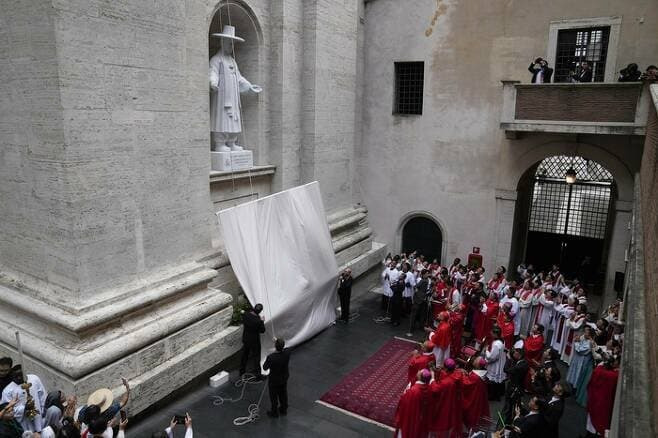 카톨릭교회-역사상-최초-성-베드로-성전에-설치된-아시아-성인의-성상-6-이미지