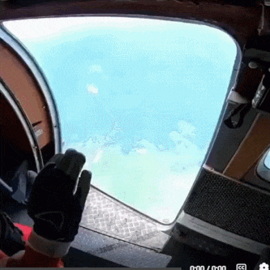 낙하산을-펼치지-못한-스카이다이버가-교관-덕분에-구조됨-0-이미지