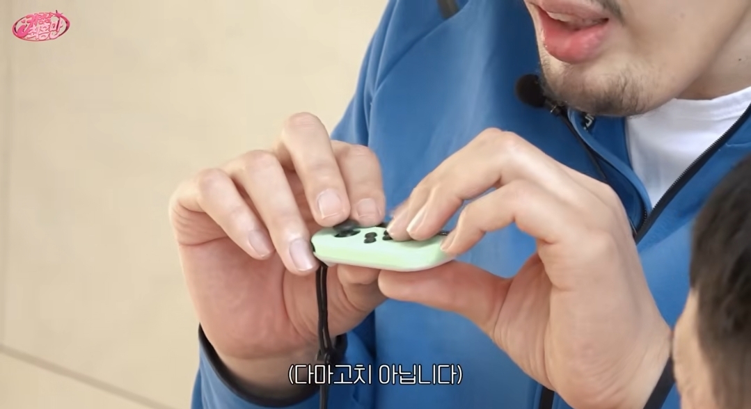조이스틱으로-게임하는-최홍만-10-이미지