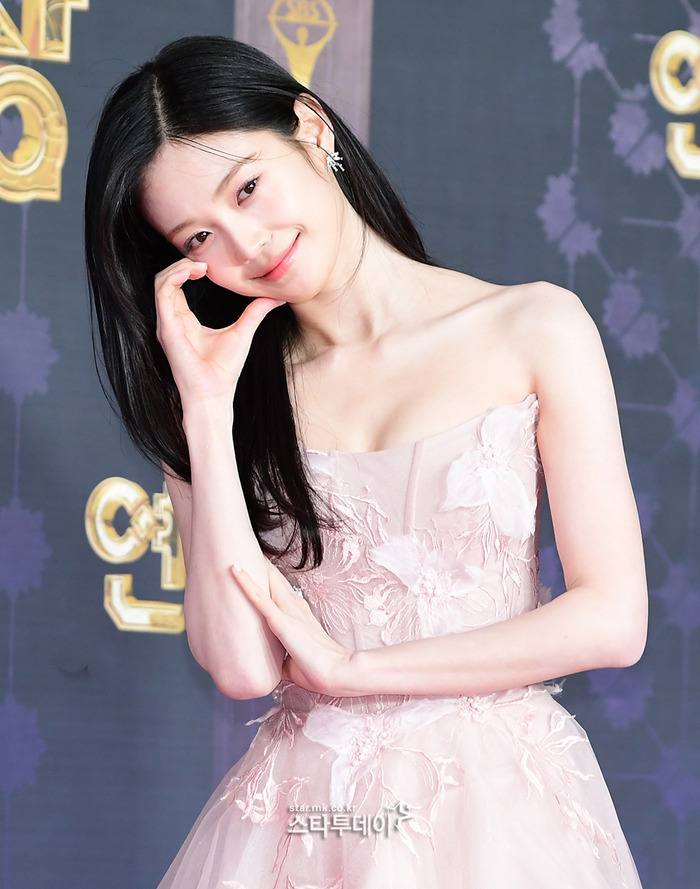 2025-SBS-연기대상-레드카펫-＜키스는-괜히-해서＞-장기용-안은진-김무준-우다비-기사사진-3-이미지