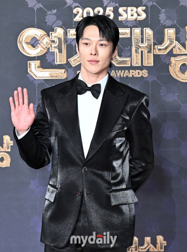 2025-SBS-연기대상-레드카펫-＜키스는-괜히-해서＞-장기용-안은진-김무준-우다비-기사사진-0-이미지