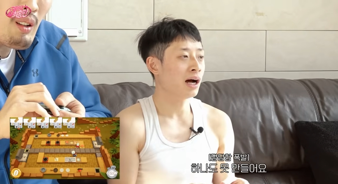 조이스틱으로-게임하는-최홍만-19-이미지