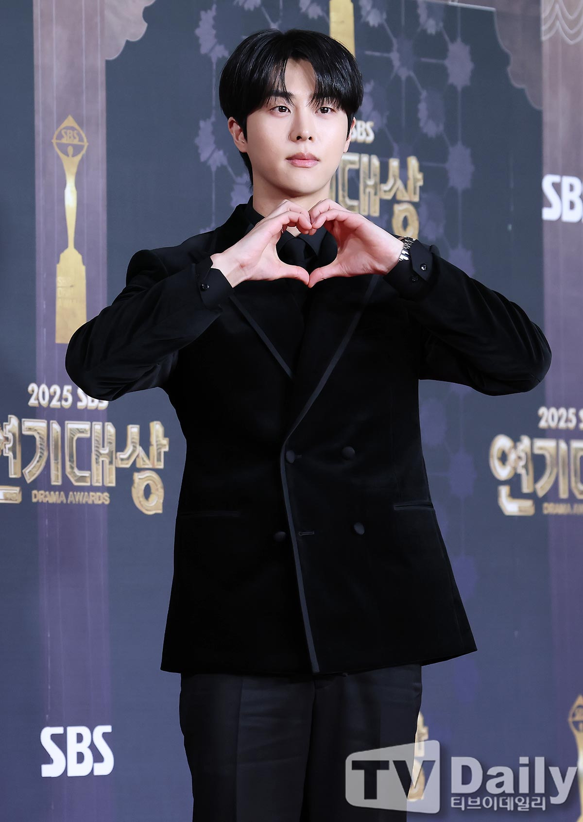 2025-SBS-연기대상-레드카펫-＜키스는-괜히-해서＞-장기용-안은진-김무준-우다비-기사사진-2-이미지