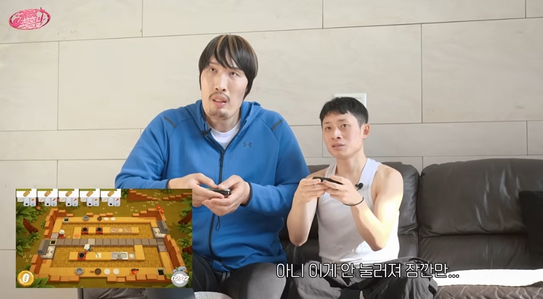 조이스틱으로-게임하는-최홍만-18-이미지