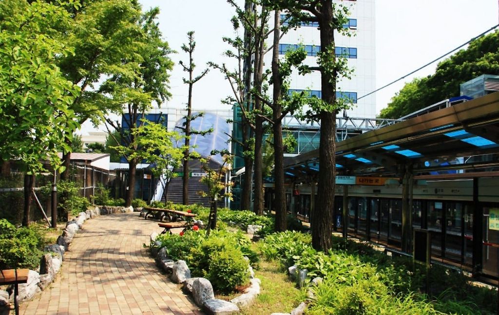 국내-유일-승강장에-공원을-깔아놓은-지하철역-3-이미지