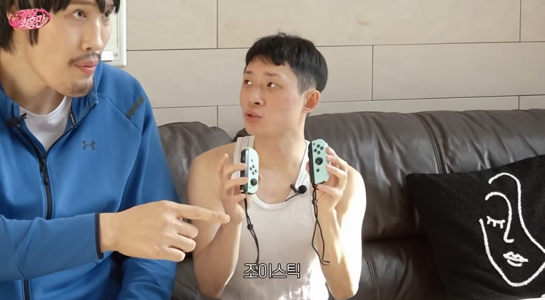 조이스틱으로-게임하는-최홍만-2-이미지