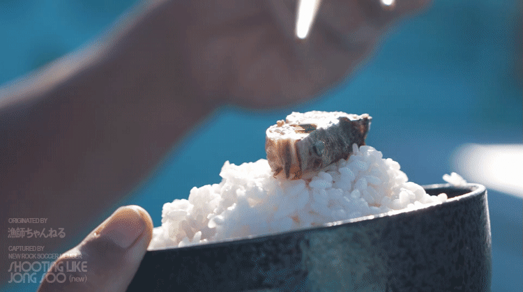 배-위에서-다타끼-만들어-먹는-일본-어부.gif-11-이미지