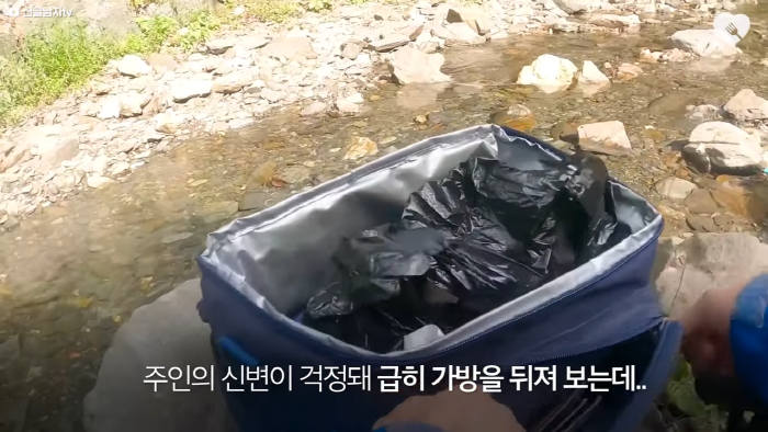 며칠-째-냇가에-방치된-가방,-수상한-느낌에-열어-보니..-26-이미지