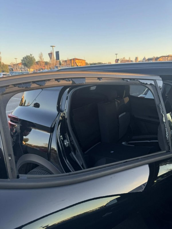 이탈리아에서-다-털려서-단벌-신사-된-사람-1-이미지