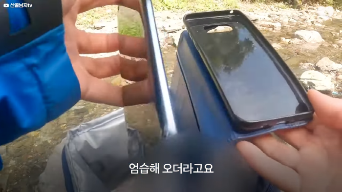 며칠-째-냇가에-방치된-가방,-수상한-느낌에-열어-보니..-25-이미지