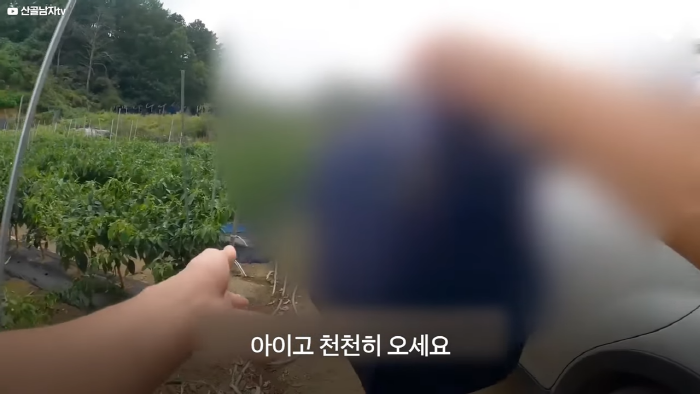 며칠-째-냇가에-방치된-가방,-수상한-느낌에-열어-보니..-37-이미지