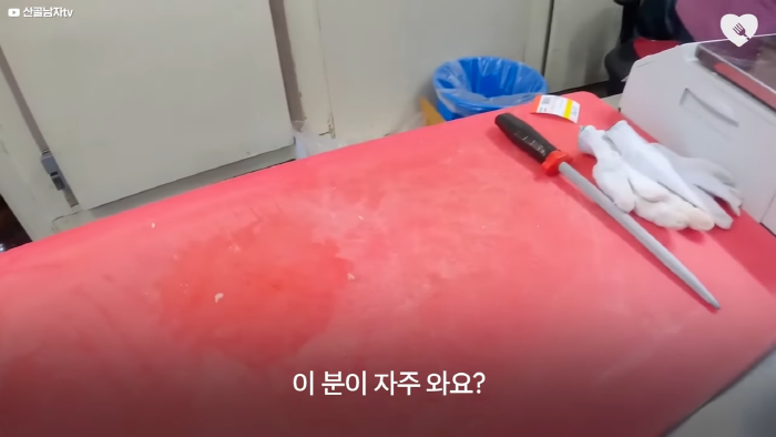 며칠-째-냇가에-방치된-가방,-수상한-느낌에-열어-보니..-30-이미지