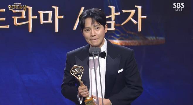 시상식에서-안성기-님-격려하는-고건한-배우.jpg-3-이미지