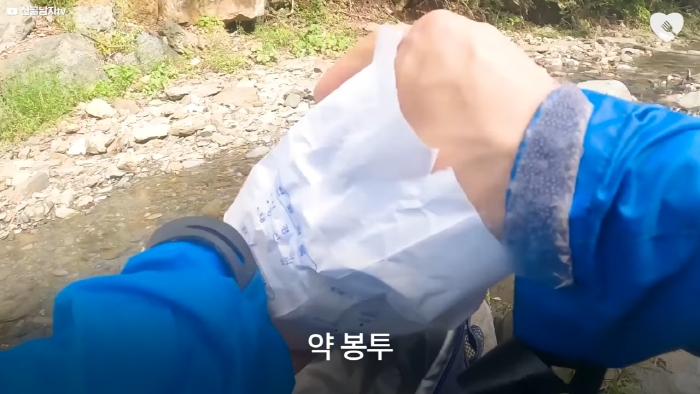 며칠-째-냇가에-방치된-가방,-수상한-느낌에-열어-보니..-15-이미지