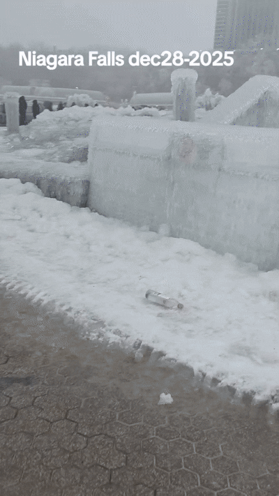 겨울에-본-나이아가라-폭포-1-이미지