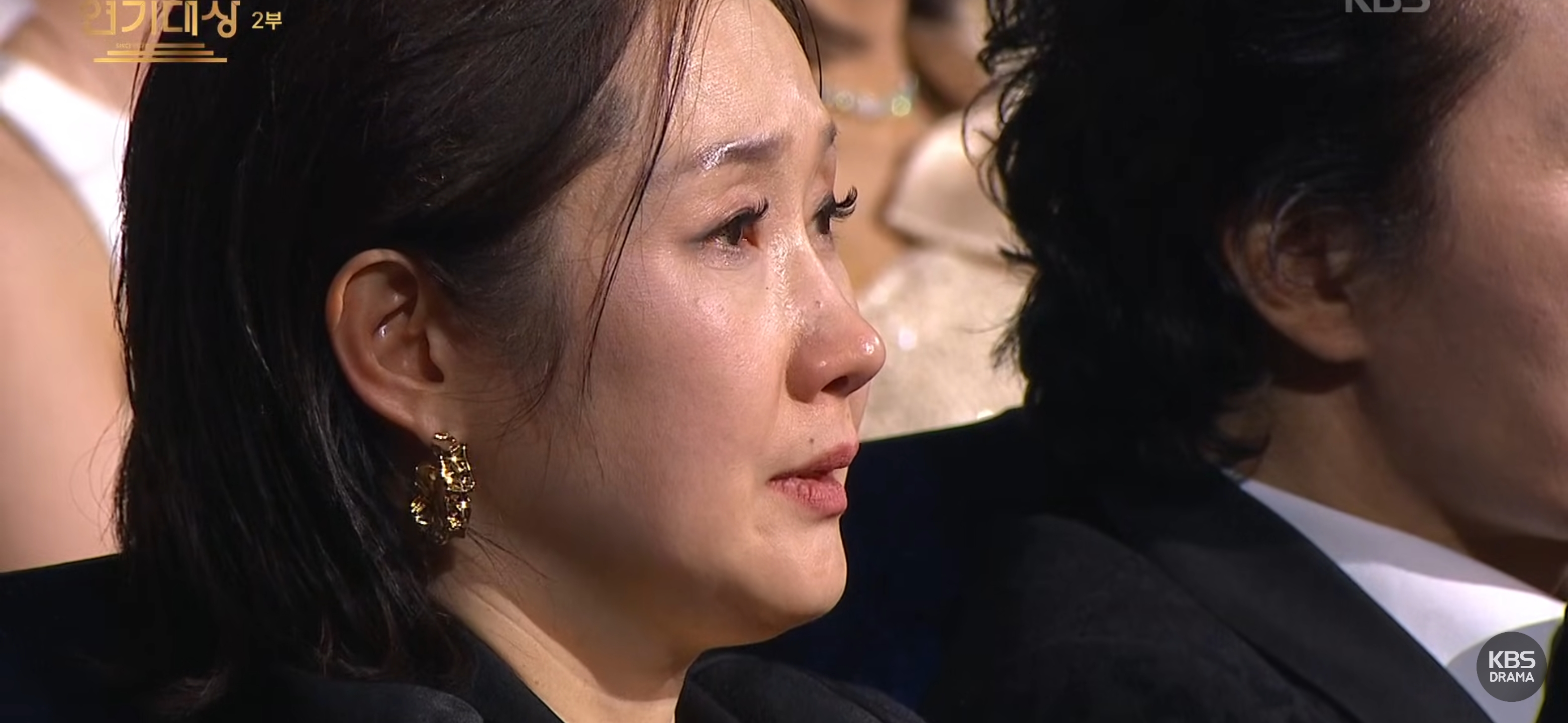 눈물바다가-된-KBS연기대상-이순재-추모-무대.avi-12-이미지