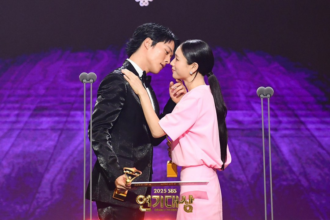 한국-시상식에서-보기드문-키스-퍼포먼스-0-이미지