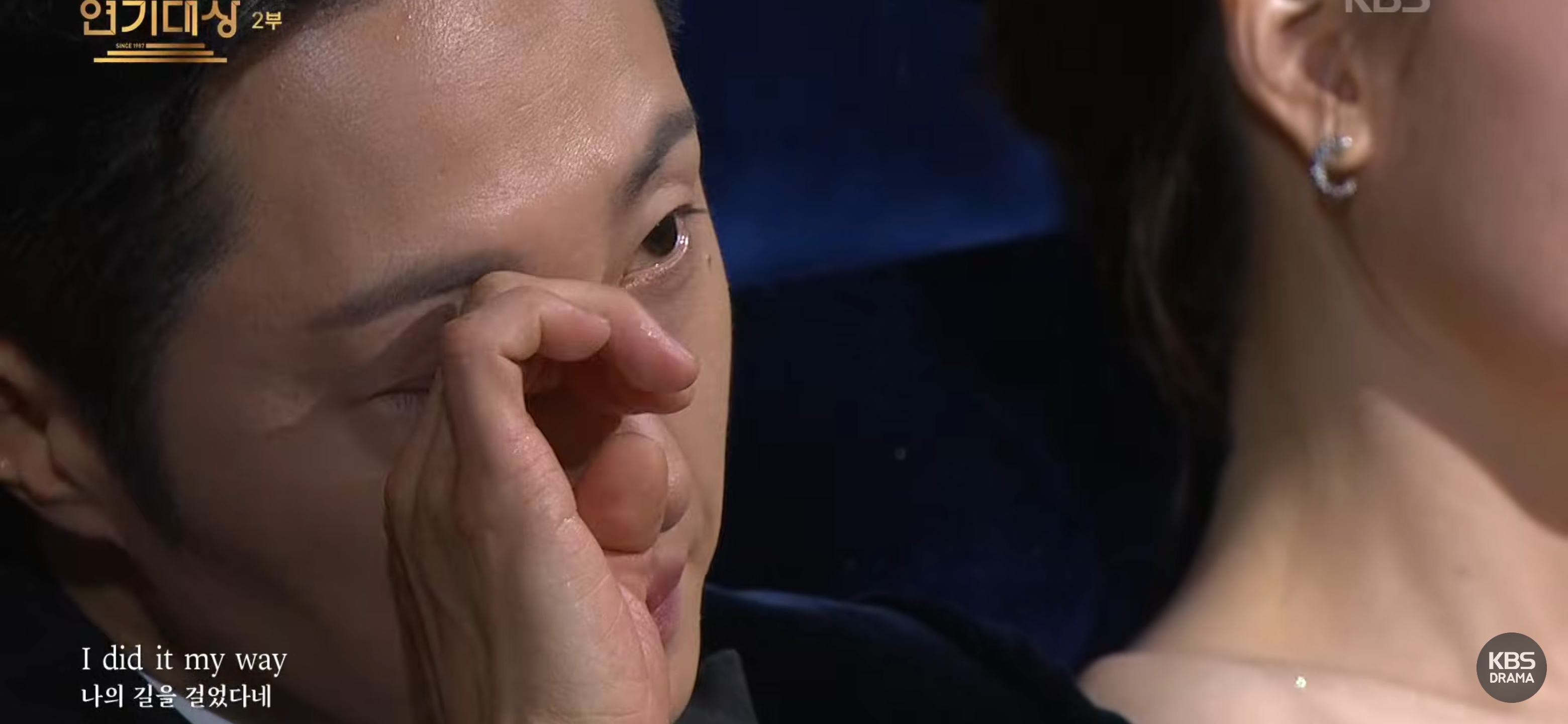 눈물바다가-된-KBS연기대상-이순재-추모-무대.avi-6-이미지