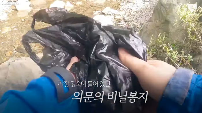 며칠-째-냇가에-방치된-가방,-수상한-느낌에-열어-보니..-18-이미지