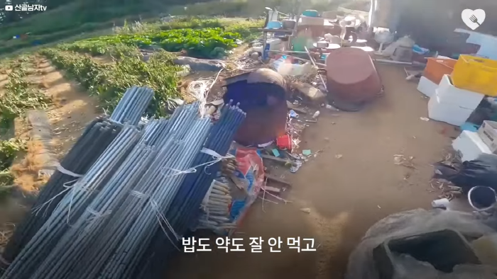 며칠-째-냇가에-방치된-가방,-수상한-느낌에-열어-보니..-44-이미지