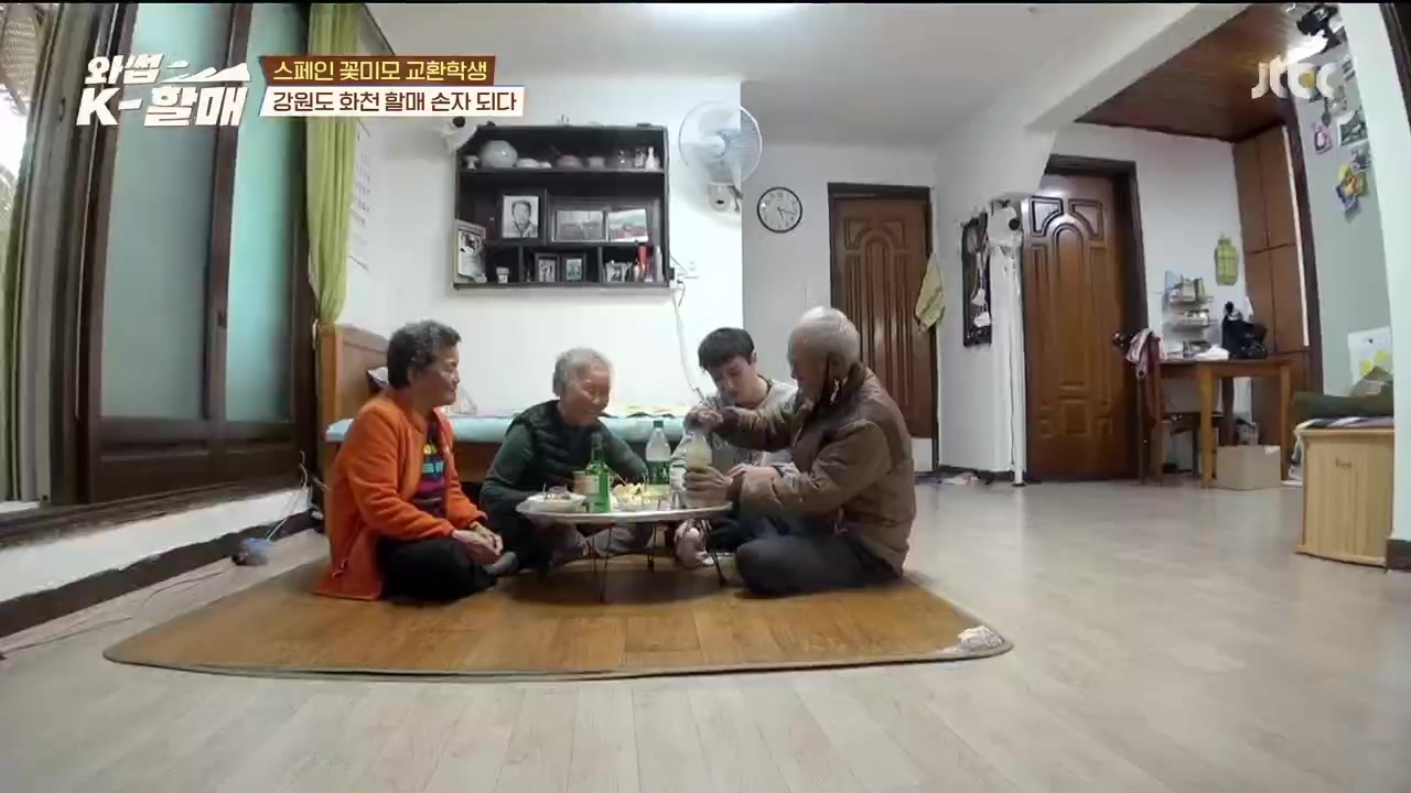 [와썹k할매]-외국인에게-제대로-플렉스하며-챙겨주는-k-할매-49-이미지