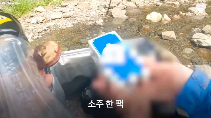 며칠-째-냇가에-방치된-가방,-수상한-느낌에-열어-보니..-14-이미지