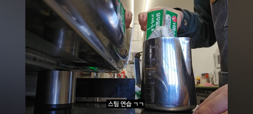 히키에서-알바N번-짤려도보고-카페알바-잘해보려고-내돈내산-라떼아트-배우러갔다가-본사에-초대받은-유투버-1-이미지