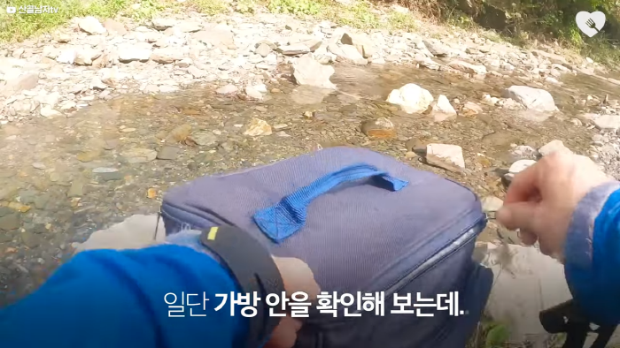 며칠-째-냇가에-방치된-가방,-수상한-느낌에-열어-보니..-12-이미지