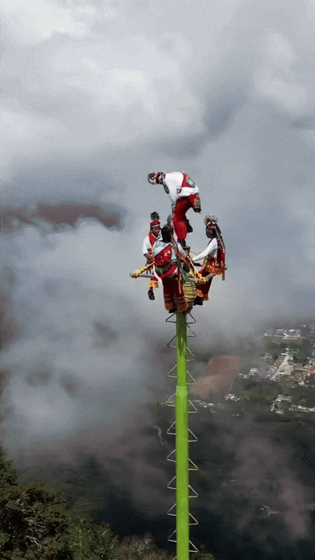 줄에-매달린-채-돌면서-내려오는-사람들-0-이미지