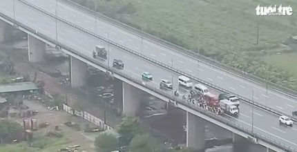 "태풍에-날아가지-않게"-오토바이-지켜주는-차량들(영상)-1-이미지